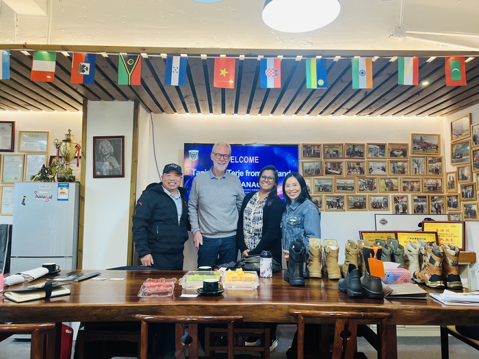 Norveç ve Danimarka'dan Müşteriler Sektördeki Yeni Fırsatları Keşfetmek İçin Guangzhou Hanagal Shoes Co., Ltd'yi Ziyaret Etti