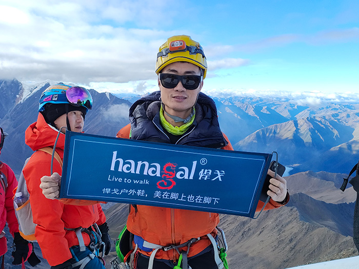 Karla Kaplı Zirveleri Fethetmek: Ekstrem Maceralar için Güvenilir Yürüyüş Ayakkabıları